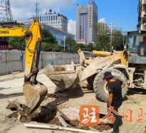 插麻逼视频高温下的坚守｜道路建设者用汗水铺就畅通路